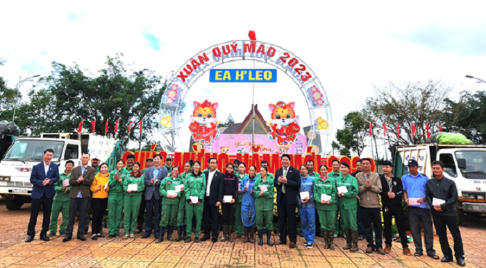 Lãnh đạo huyện Ea H’leo đến thăm và tặng quà cho người lao động Công ty TNHH MTV Hoài Thanh nhân dịp Tết nguyên đán Quý Mão năm 2023
